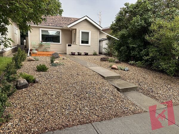 Cute & Cozy Pet-Friendly 2-BR Detached Bungalow in Capitol Hill